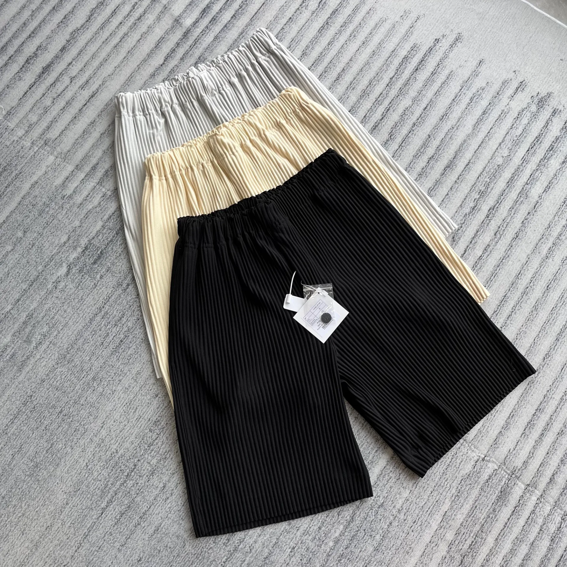 2025 Summer New High Quality Niche Miyake Pleated Tie Shorts High Waist Straight Fashion Design Men's Five-minute Pants Spot - Image 6