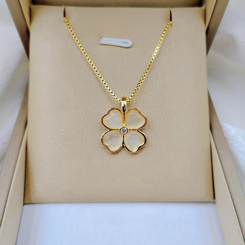 Exquisite Love Beautiful Flower Necklace Fashion Classic Geometric Niche Light Luxury Stainless Steel Clavicle Chain - Image 3