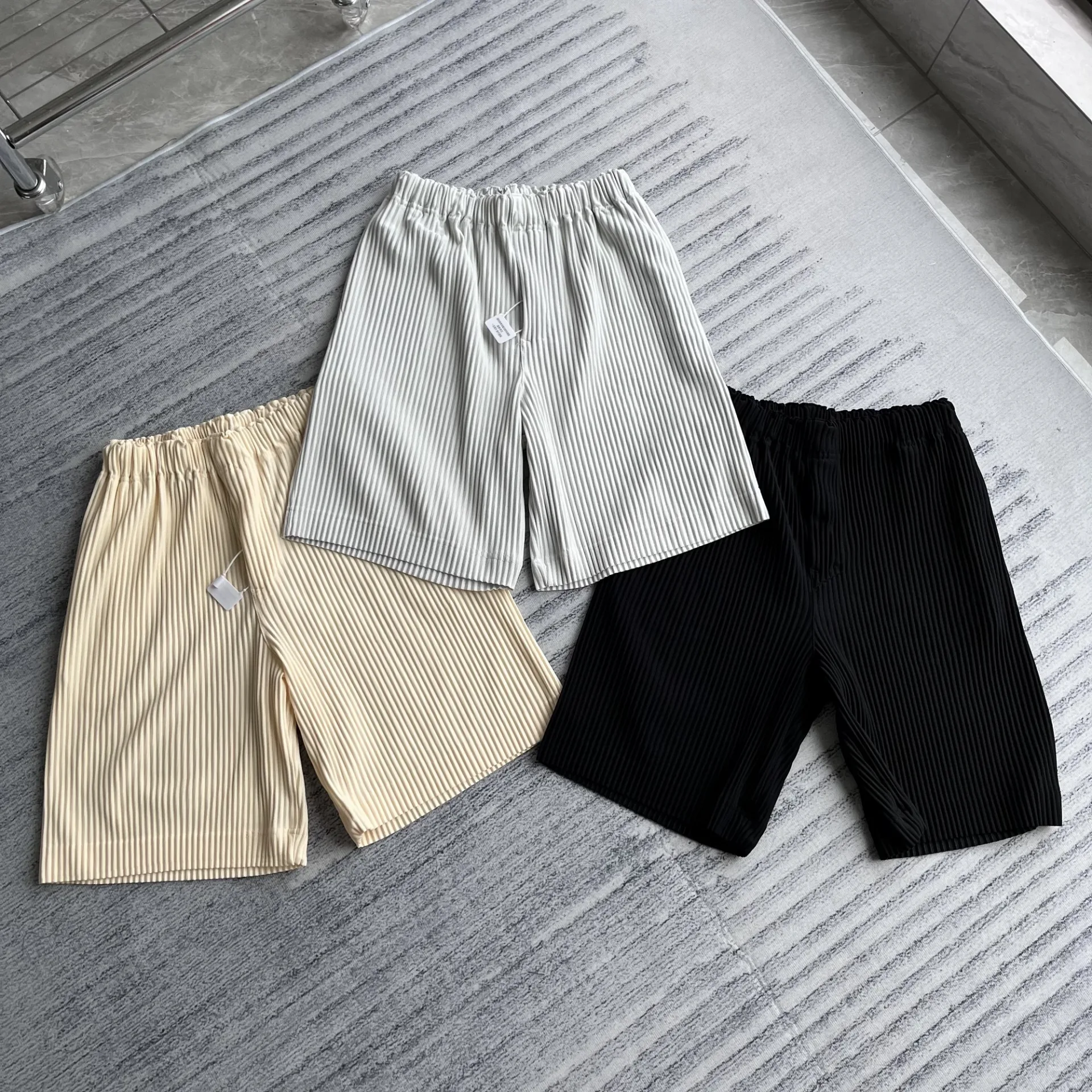 2025 Summer New High Quality Niche Miyake Pleated Tie Shorts High Waist Straight Fashion Design Men's Five-minute Pants Spot - Image 5